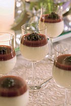  Mousse gelada de coco com coulis de amora.
